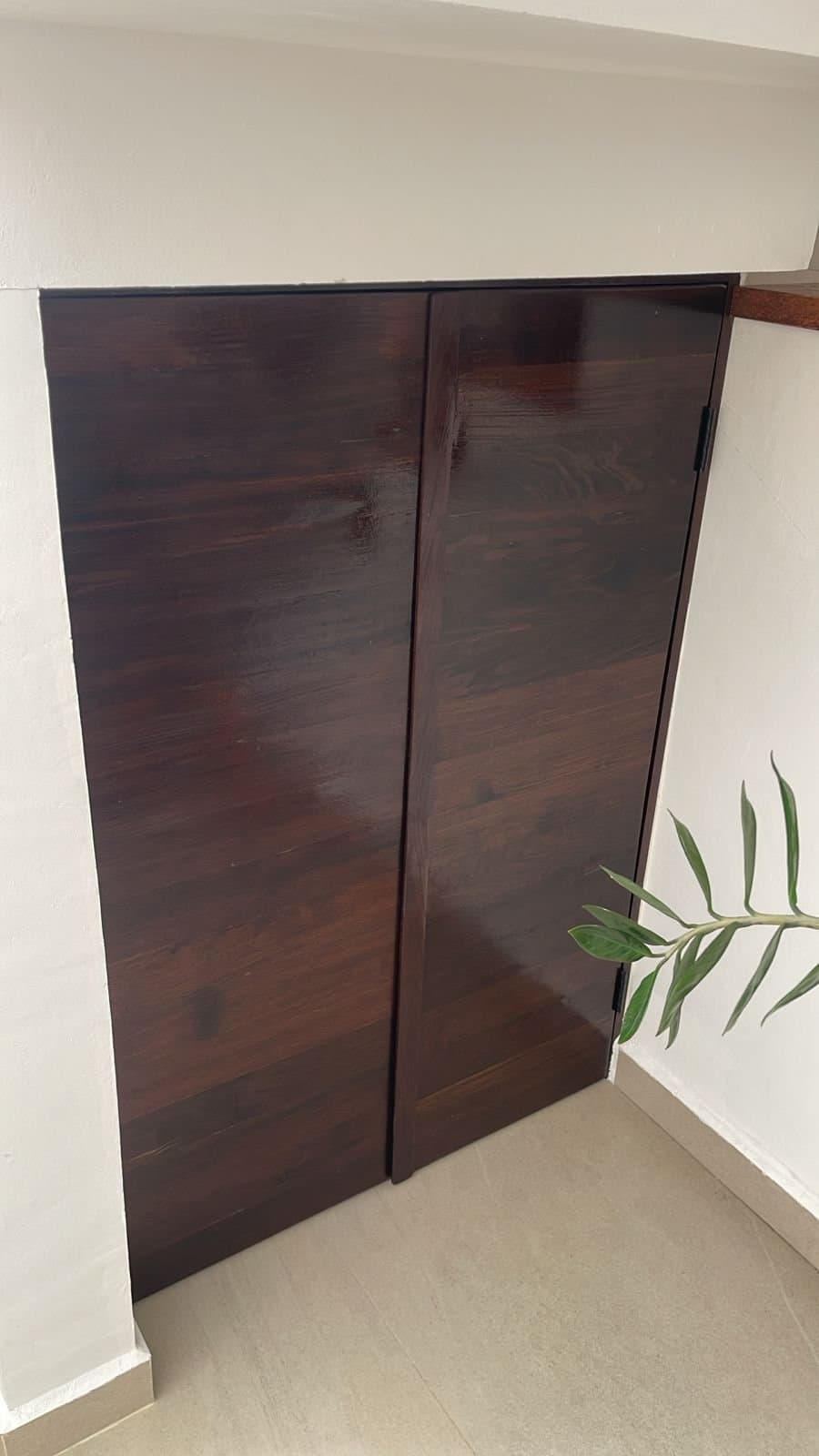 Puertas Bajo Escalera a Medida NOGAL