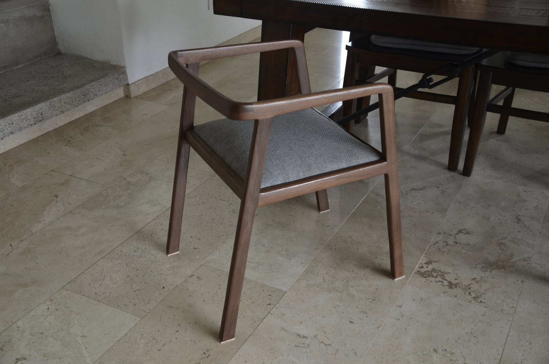 Silla Nucis de Nogal Tapizada — image 1