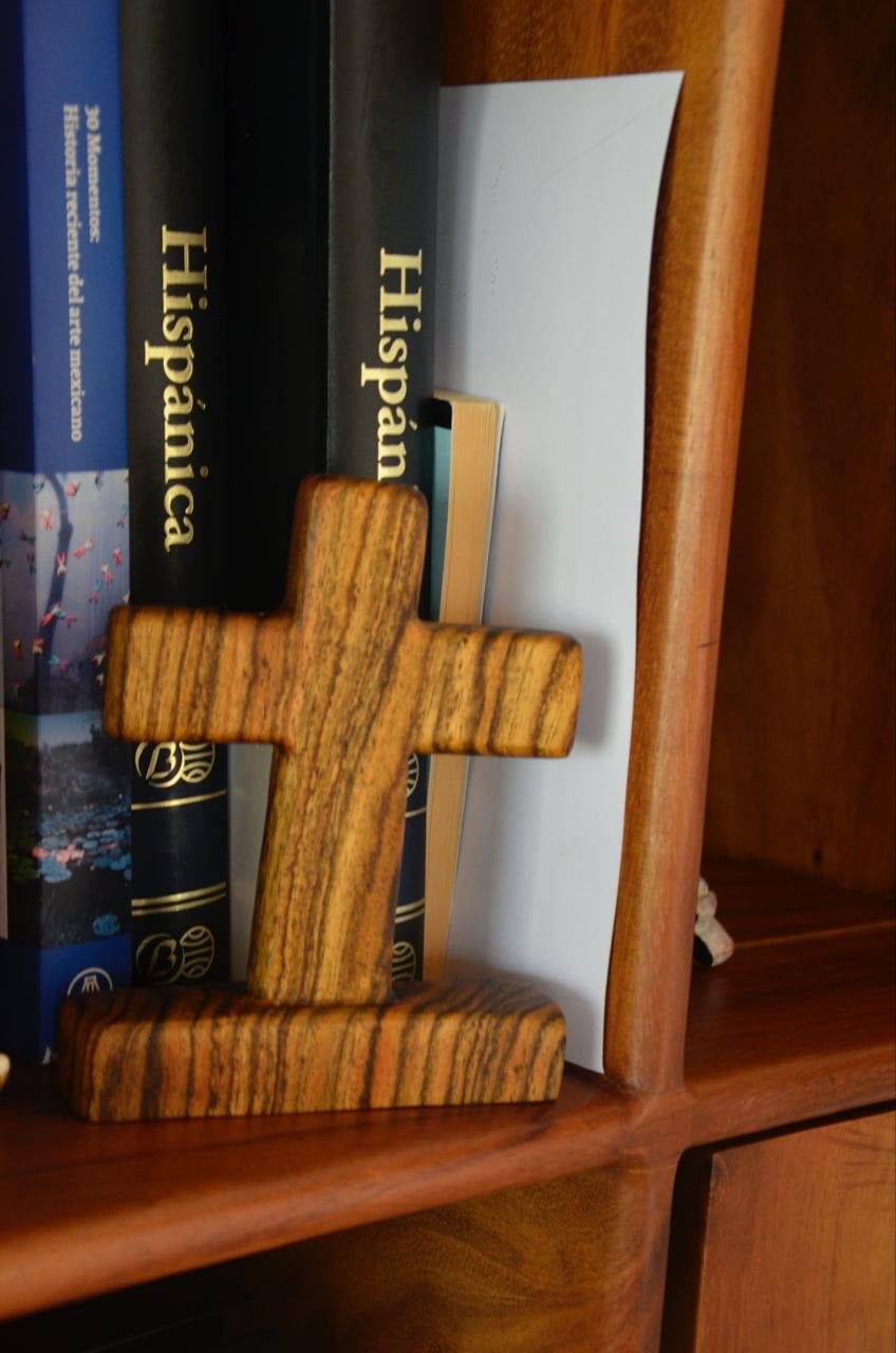 Cruz Decorativa en Bocote Macizo — image 1